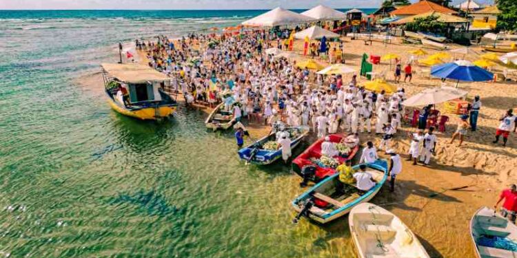 iemanja-e-celebrada-com-tradicao-e-devocao-na-praia-de-buraquinho