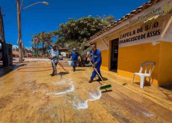 mutirao-de-limpeza-prepara-praia-de-buraquinho-para-festa-de-iemanja