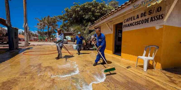 mutirao-de-limpeza-prepara-praia-de-buraquinho-para-festa-de-iemanja
