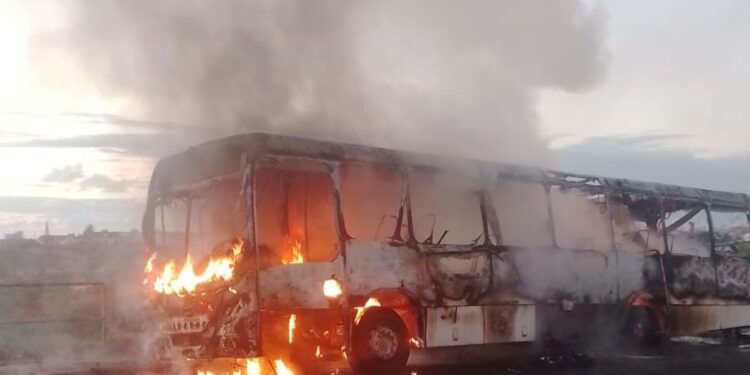 Homens armados incendeiam ônibus em Sussuarana