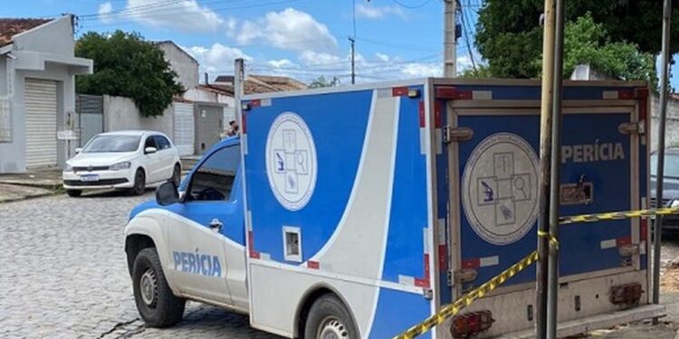 Homem morre após cair do 3º andar de prédio em Feira de Santana; vítima foi esfaqueada antes da queda