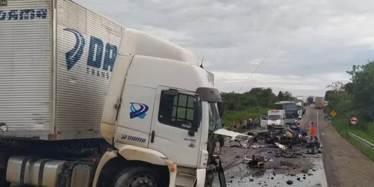 Acidente entre caminhão e carro na divisa da Bahia com Minas deixa cinco mortos.