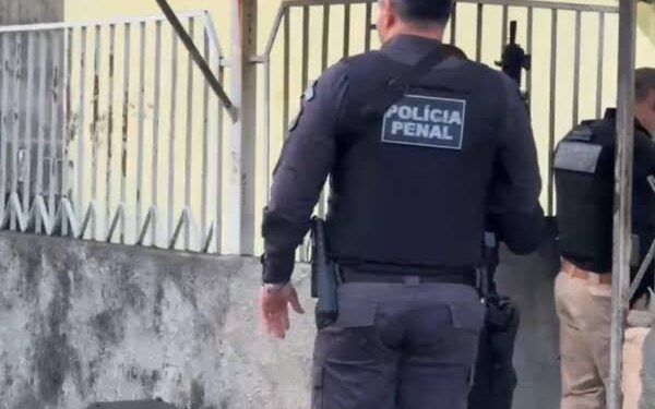 Falso policial penal é preso com cinco veículos roubados em Salvador