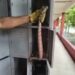 Professor encontra serpente dentro de armário de escola