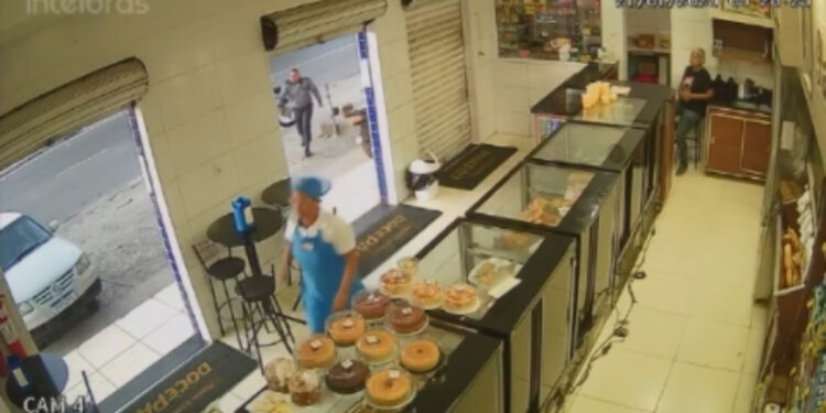 Criminoso armado invade padaria em Simões Filho e foge com celulares de funcionárias e segurança