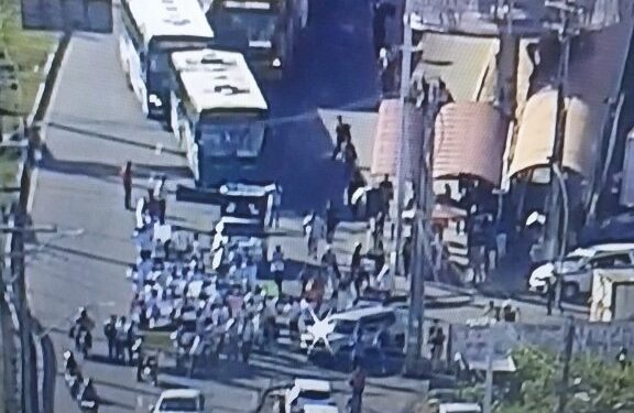 Rodoviários da extinta CSN fazem protesto na Avenida Paralela