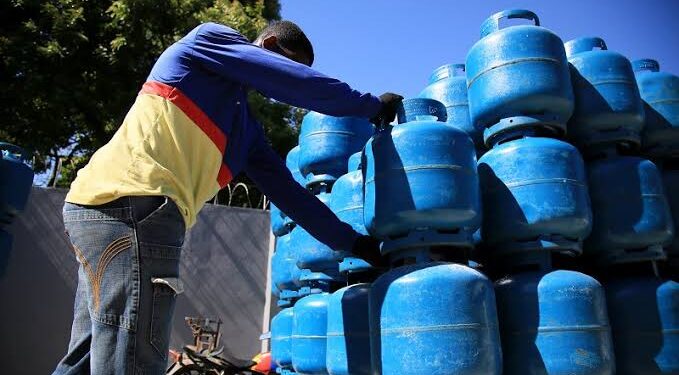 Gás de cozinha na Bahia terá novo aumento em fevereiro; reajuste pode chegar a R$ 8