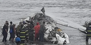 Avião de pequeno porte cai e explode em Ubatuba