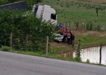 Seis pessoas morrem após carreta bater em carros de passeio