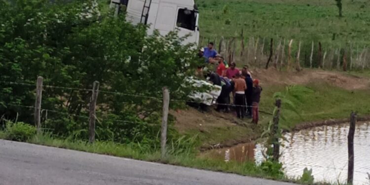 Seis pessoas morrem após carreta bater em carros de passeio