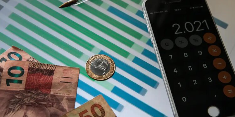 setor-publico-consolidado-registra-deficit-de-0,4%-do-pib-em-2024,-revela-banco-central