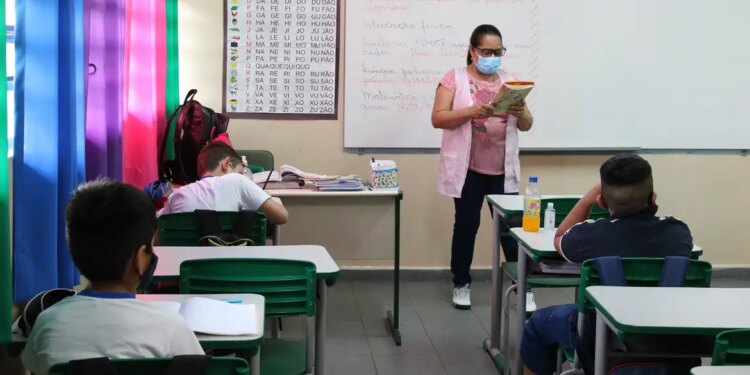 piso-salarial-dos-professores:-valor-ficou-definido-em-r$-4.867