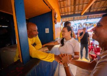 prefeita-debora-reis-visita-barraqueiros-da-praia-de-buraquinho