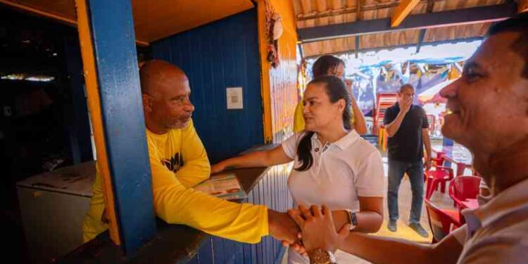 prefeita-debora-reis-visita-barraqueiros-da-praia-de-buraquinho