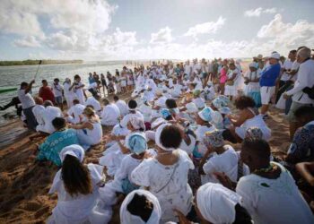 celebracoes-a-iemanja-levam-centenas-de-pessoas-a-praia-de-buraquinho