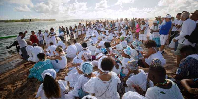 celebracoes-a-iemanja-levam-centenas-de-pessoas-a-praia-de-buraquinho