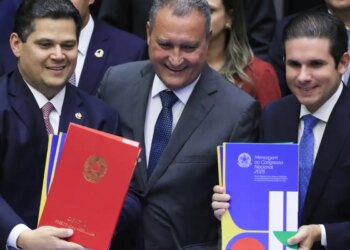 “brasil-esta-menos-pobre-e-com-mais-renda”,-diz-lula-ao-congresso