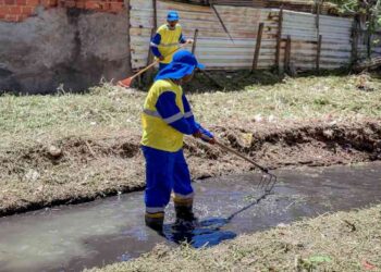 prefeitura-realiza-trabalho-preventivo-de-limpeza-de-canal-em-portao