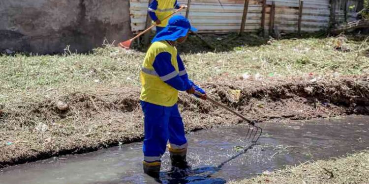 prefeitura-realiza-trabalho-preventivo-de-limpeza-de-canal-em-portao