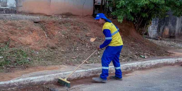 prefeitura-realiza-rocagem-e-capinacao-em-vias-publicas