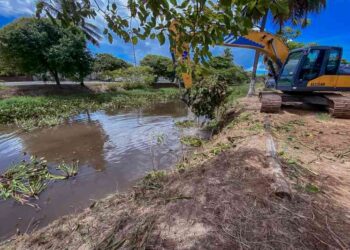 prefeitura-executa-acao-preventiva-de-limpeza-de-canal-em-vilas-do-atlantico