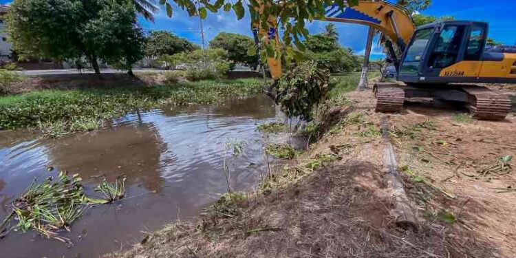 prefeitura-executa-acao-preventiva-de-limpeza-de-canal-em-vilas-do-atlantico