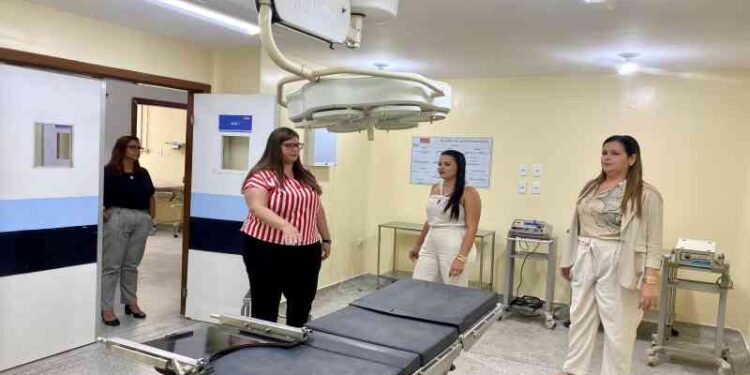 secretaria-e-superintendente-da-atencao-especializada-vistoriam-equipamentos-de-saude