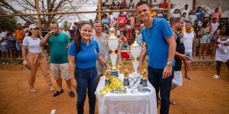 prefeita-debora-prestigia-final-da-supercopa-capelao-2025-em-lauro-de-freitas
