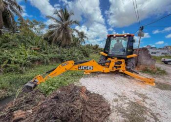 prefeitura-reforca-limpeza-de-canal-em-itinga