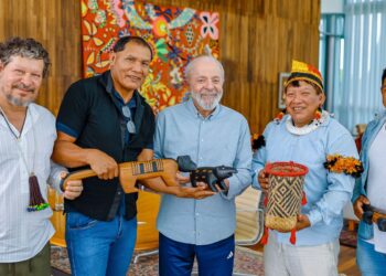 lula-recebe-indigenas-do-xingu-e-promete-visita-ao-territorio