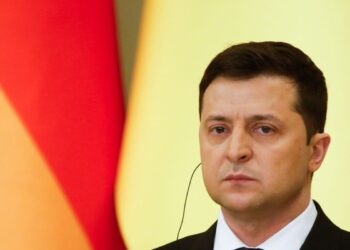 “devemos-alcancar-a-paz-pela-forca”,-diz-zelensky-no-3o-ano-em-guerra