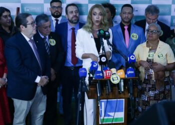 pec-contra-escala-6×1-e-protocolada-na-camara-com-234-assinaturas 