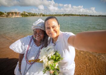 Prefeita Débora Regis prestigia festa de Iemanjá na Praia de Buraquinho