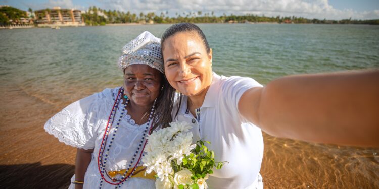 Prefeita Débora Regis prestigia festa de Iemanjá na Praia de Buraquinho
