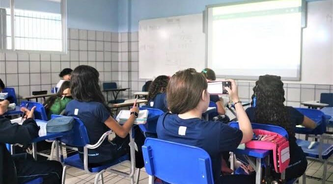 Governo da Bahia reforça a proibição de celulares em salas de aula