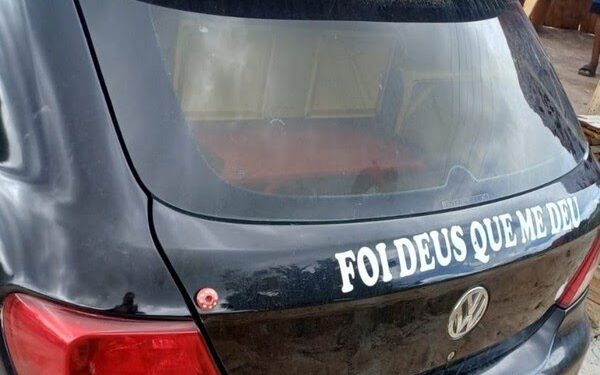 Motorista é preso em flagrante na Bahia com carro furtado; veículo tinha adesivo com frase ‘Foi Deus que me deu’
