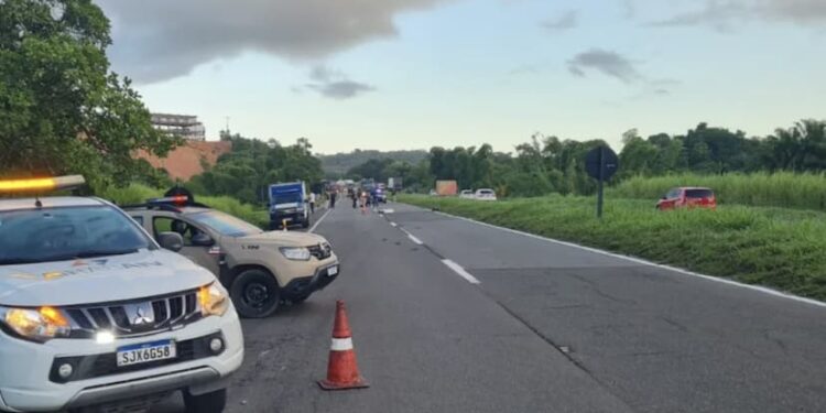 Ambulância pega fogo e motociclista morre em acidente na BR-324