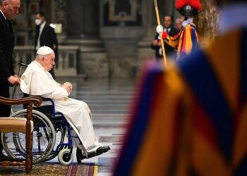 Papa Francisco é diagnosticado com insuficiência renal leve, mas está lúcido, diz Vaticano