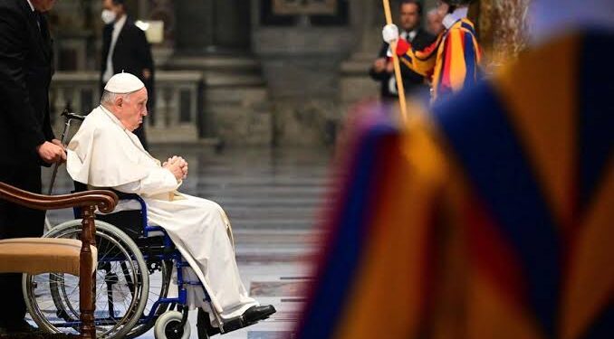 Papa Francisco é diagnosticado com insuficiência renal leve, mas está lúcido, diz Vaticano