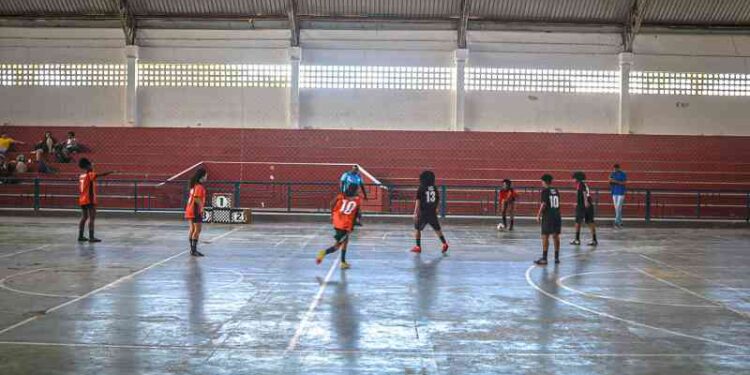 lauro-de-freitas-celebra-o-dia-internacional-da-mulher-com-torneio-feminino-de-futsal