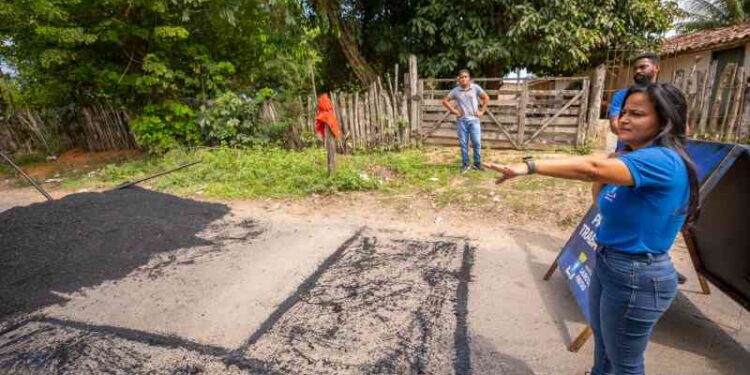 prefeita-debora-regis-acompanha-servicos-da-operacao-buraco-zero