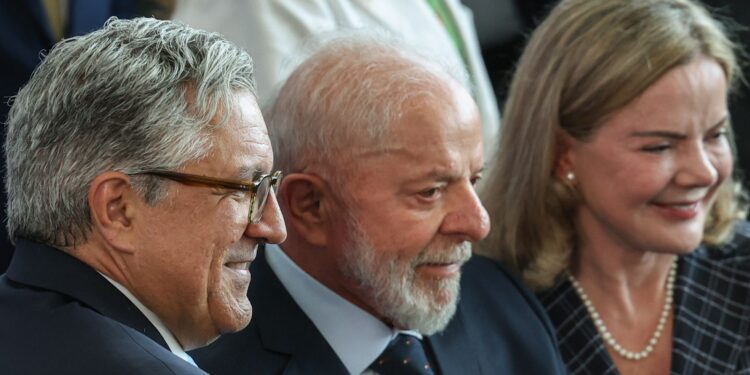 gleisi-hoffmann-cita-isencao-do-ir-como-prioridade-da-agenda-politica