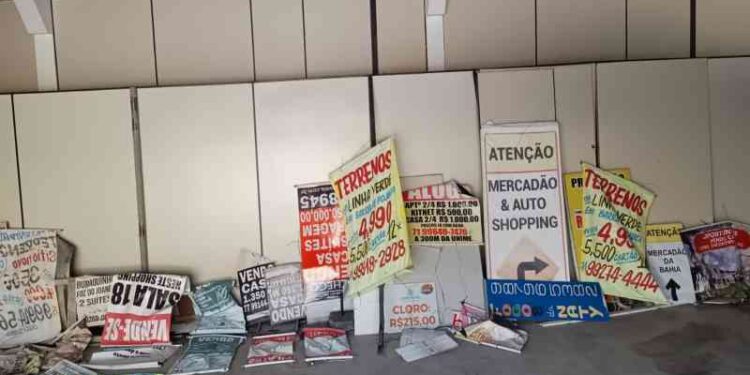 em-combate-a-poluicao-visual,-prefeitura-remove-propagandas-irregulares-das-ruas