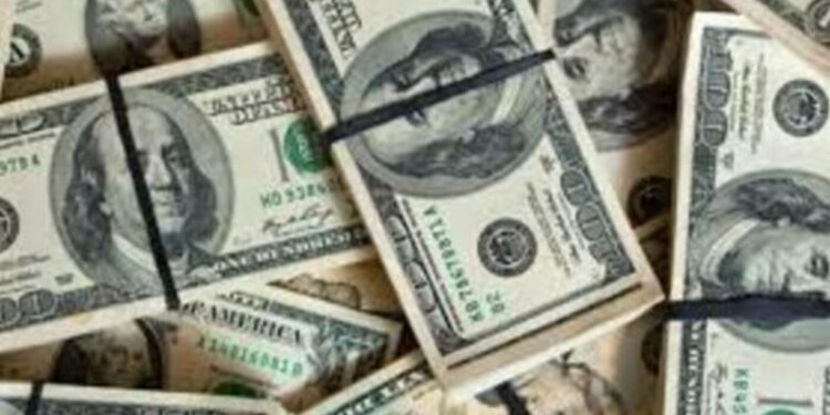 dolar-encerra-ultimo-pregao-em-queda,-cotado-a-r$-5,81