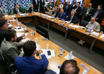 sem-acordo,-deputados-adiam-decisao-sobre-comissoes-da-camara