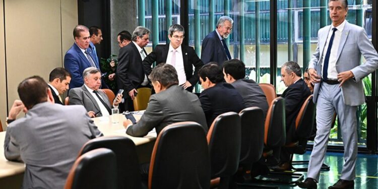 orcamento:-bolsa-familia-pode-ter-um-corte-de-quase-r$-8-bilhoes