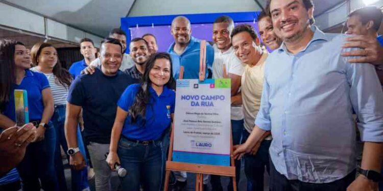 prefeita-debora-entrega-novo-campo-da-rua-totalmente-requalificado-a-comunidade