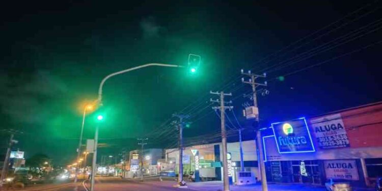 prefeitura-investiga-ato-de-vandalismo-em-semaforos-da-estrada-do-coco