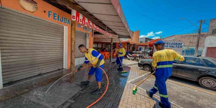 prefeitura-fortalece-a-higiene-em-areas-de-comercio-popular