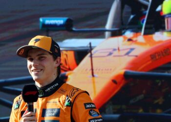 australiano-oscar-piastri-larga-na-frente-no-gp-da-china-de-formula-1